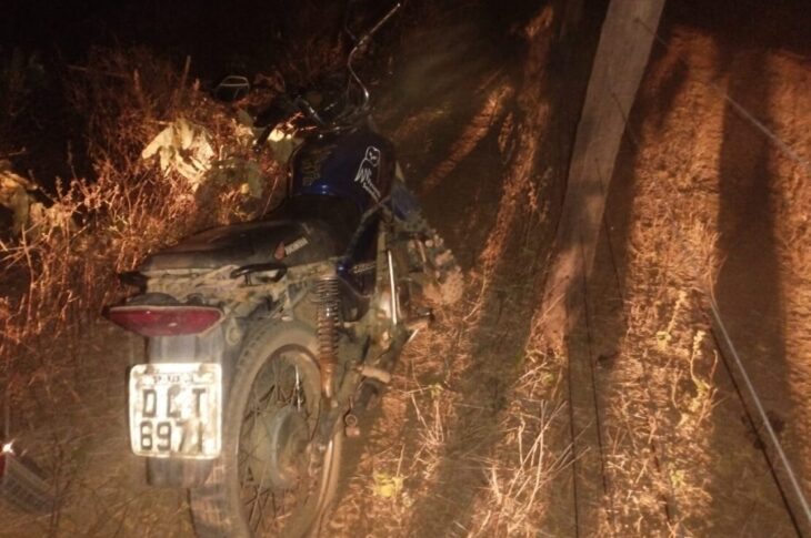Moto encontrada dentro de mato. Foto: Polícia Militar