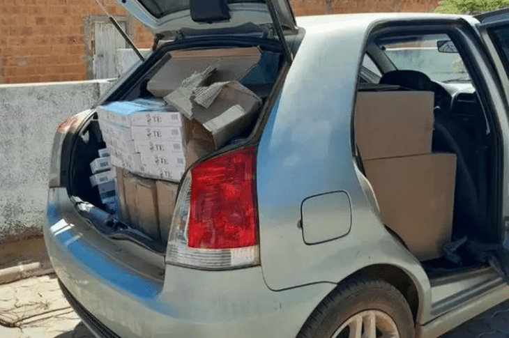 O motorista foi preso transportando cigarro sem nota. Foto: Polícia MIlitar