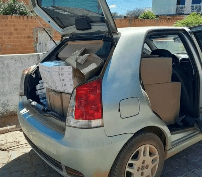 O motorista foi preso transportando cigarro sem nota. Foto: Polícia MIlitar