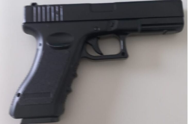 Pistola apreendida. Foto: Polícia Militar