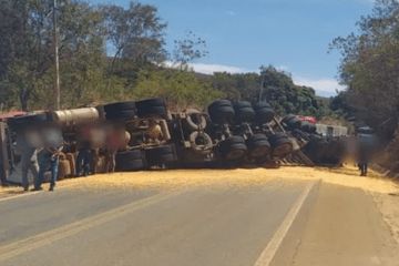 Carreta tomba na BR-030, em Caetité