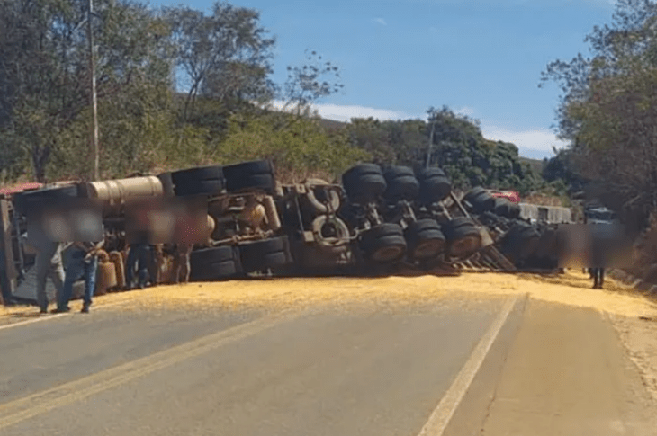 Carreta tomba na BR-030, em Caetité