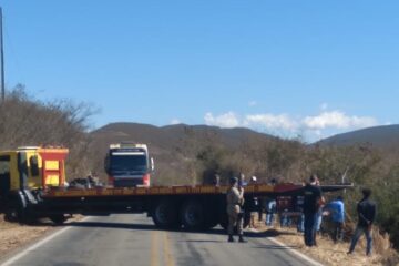 Caminhão desce banca. Foto: Polícia Militar