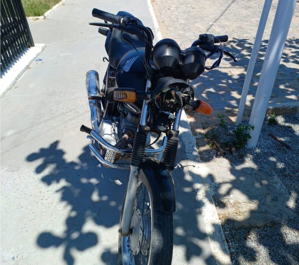 Moto envolvida no atropelamento. Foto: Polícia Militar
