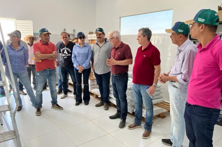 Prefeitos visitando fazenda. Foto: divulgação