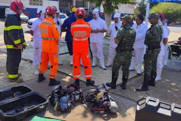 Profissionais socorrendo os funcionários. Foto: CB