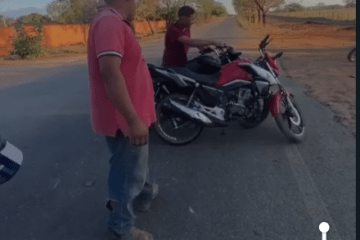 Homens jogando motos