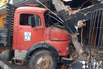 Caminhão bate em bar. Foto: divulgação