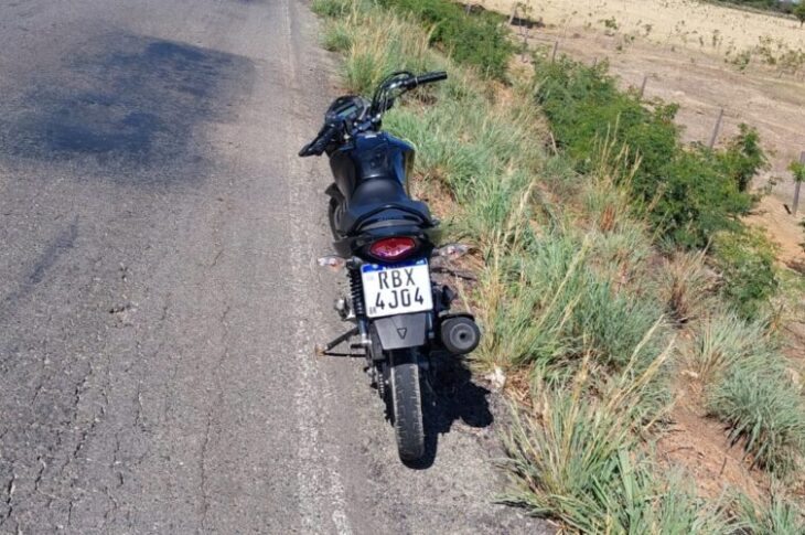 Moto encontrada abandonada. Foto: Polícia Militar