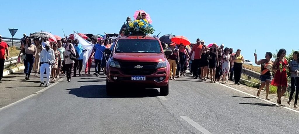 Procissão com a imagem de Nossa Senhora Aparecida