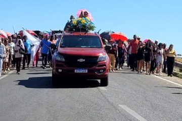 Procissão com a imagem de Nossa Senhora Aparecida