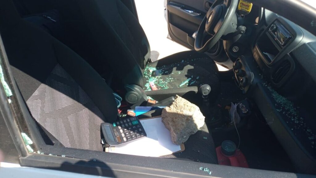 Carro com o vidro quebrado. Foto: Vítima