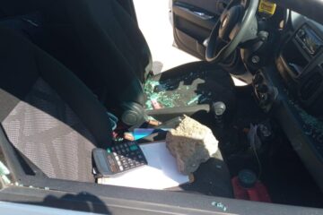 Carro com o vidro quebrado. Foto: Vítima