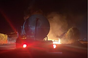 Fabrica de mangueiras pega fogo em Caculé. Foto: Polícia Militar