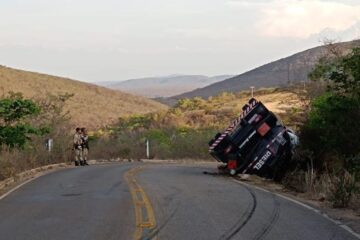 Caminhão tomba na BR-156, em Caetité. Foto: Polícia Militar