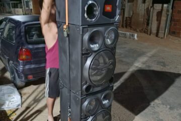 Som estava montado em frente um bar do distrito de Pajeú dos Ventos. Foto: Divulgação/Polícia Militar.