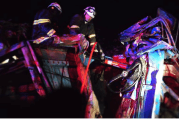 Bombeiros resgatando o corpo do motorista. Foto: Corpo de Bombeiros.