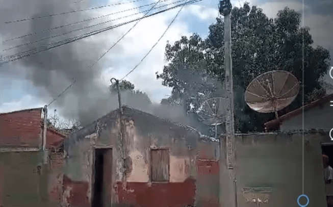 Casa incendida em Carinhanha. Foto: reprodução David Porto