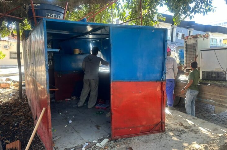 Barraca sendo removida. Foto: divulgação