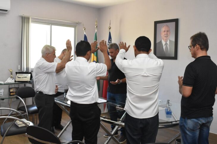 Padres sendo abençoados. Foto: divulgação