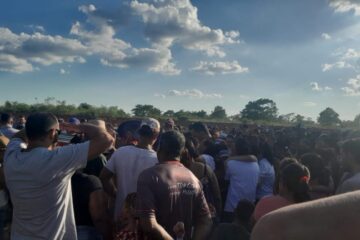 Clezão sendo enterrado no Distrito de Ramalho, em Feira da Mata. Foto: reprodução