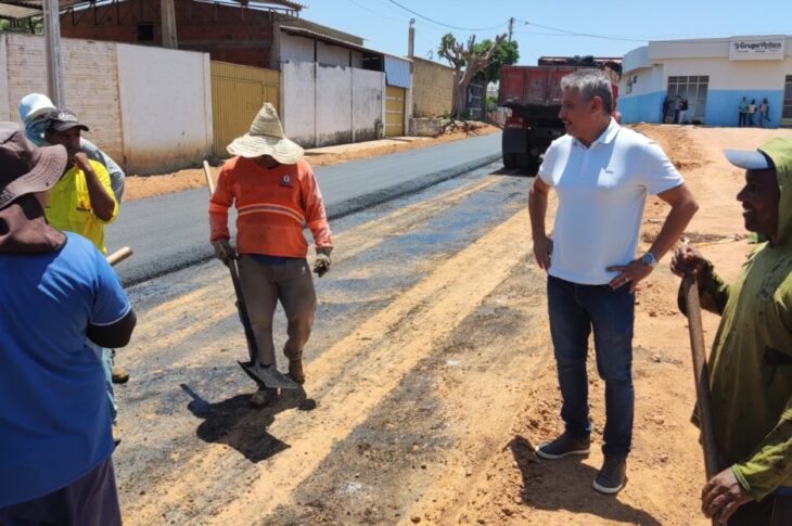 Prefeito visitando obras. Foto: ASCOM