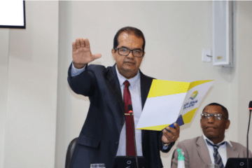 Vereador Romilson fazendo juramento. Foto: divulgação