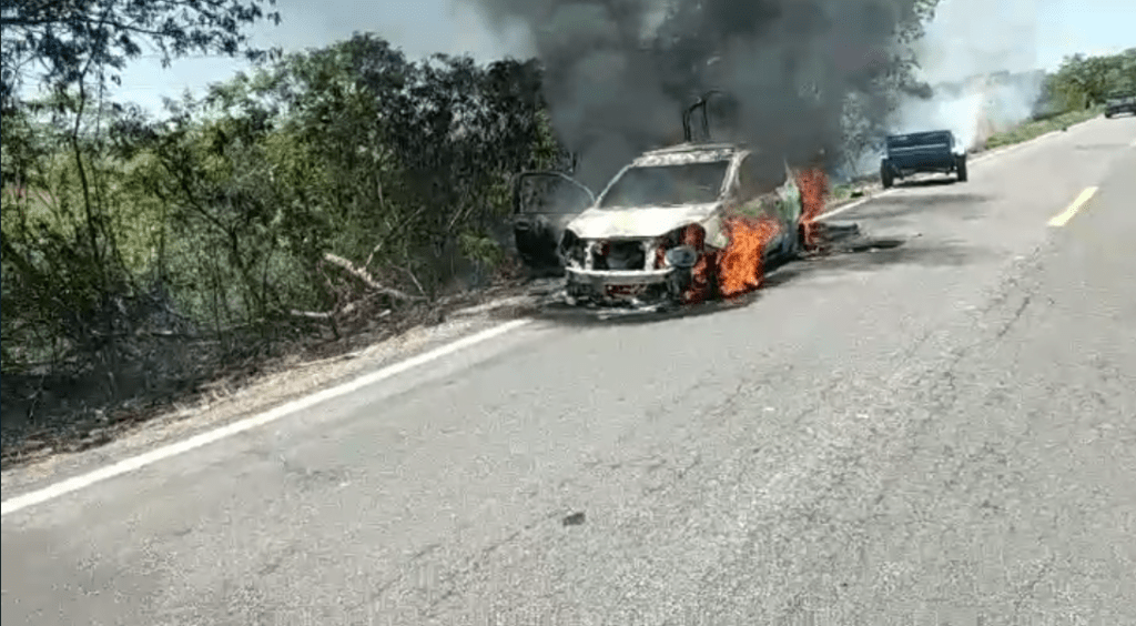 Carro consumido pelo fogo. Foto: reprodução