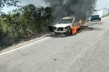 Carro consumido pelo fogo. Foto: reprodução