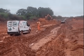 Ambulância sendo puxada. Foto: divulgação
