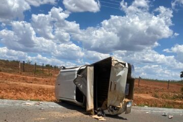 Caminhonete capota na BA-160. Foto: enviada por leitor