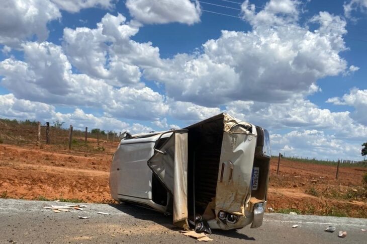Caminhonete capota na BA-160. Foto: enviada por leitor