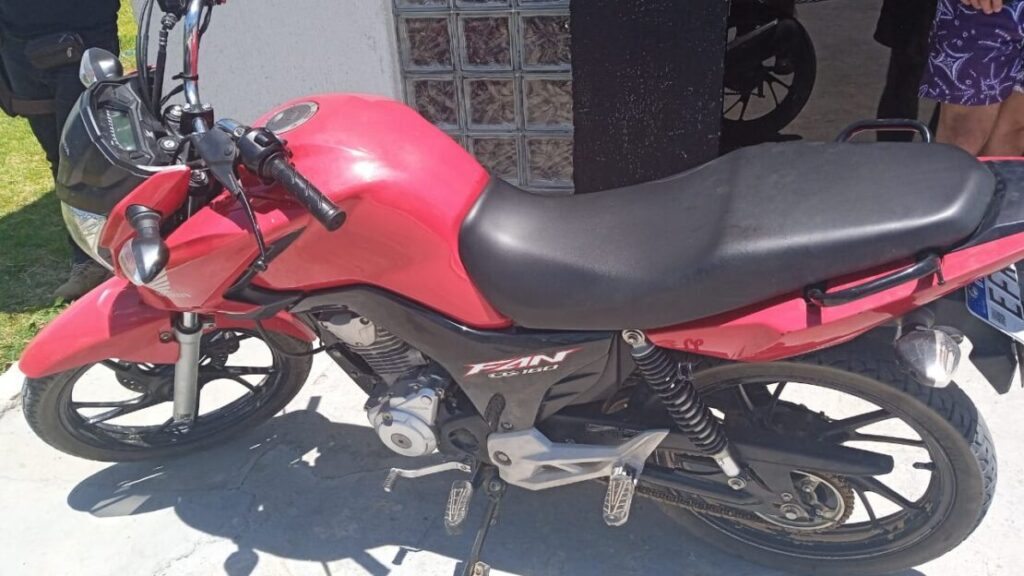 Moto apreendida por suspeita de clonagem. Foto: Polícia Militar
