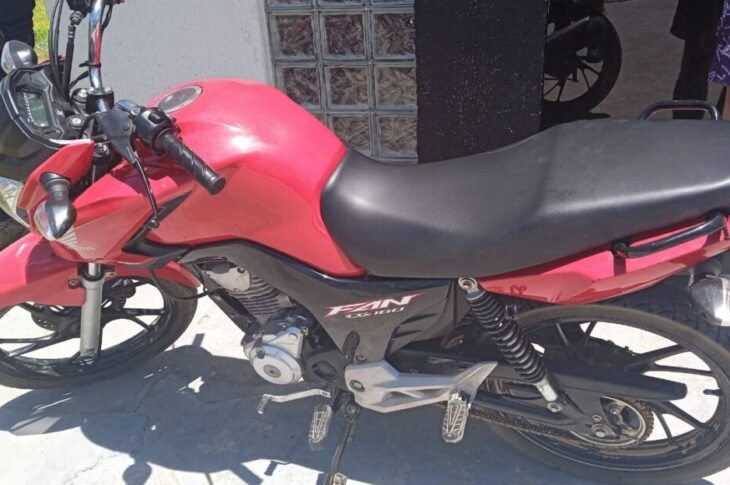 Moto apreendida por suspeita de clonagem. Foto: Polícia Militar