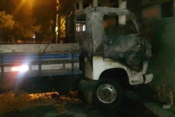 Caminhão consumido por fogo. Foto: SMtran