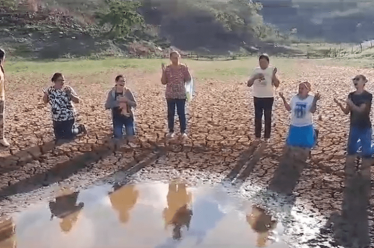 Moradores ajoelham pedindo chuva