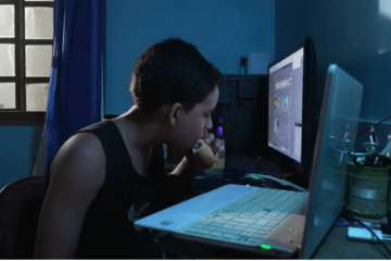 Refeições na frente do computador preocupam os pais. — Foto: TV Globo/Reprodução