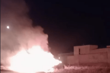 Carro sendo consumido pelo fogo. Foto: reprodução Smtran