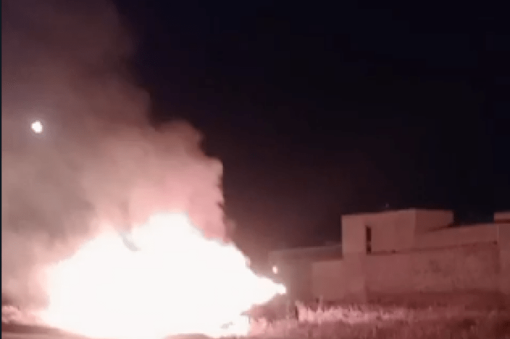 Carro sendo consumido pelo fogo. Foto: reprodução Smtran