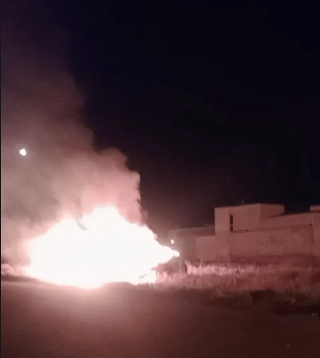 Carro sendo consumido pelo fogo. Foto: reprodução Smtran