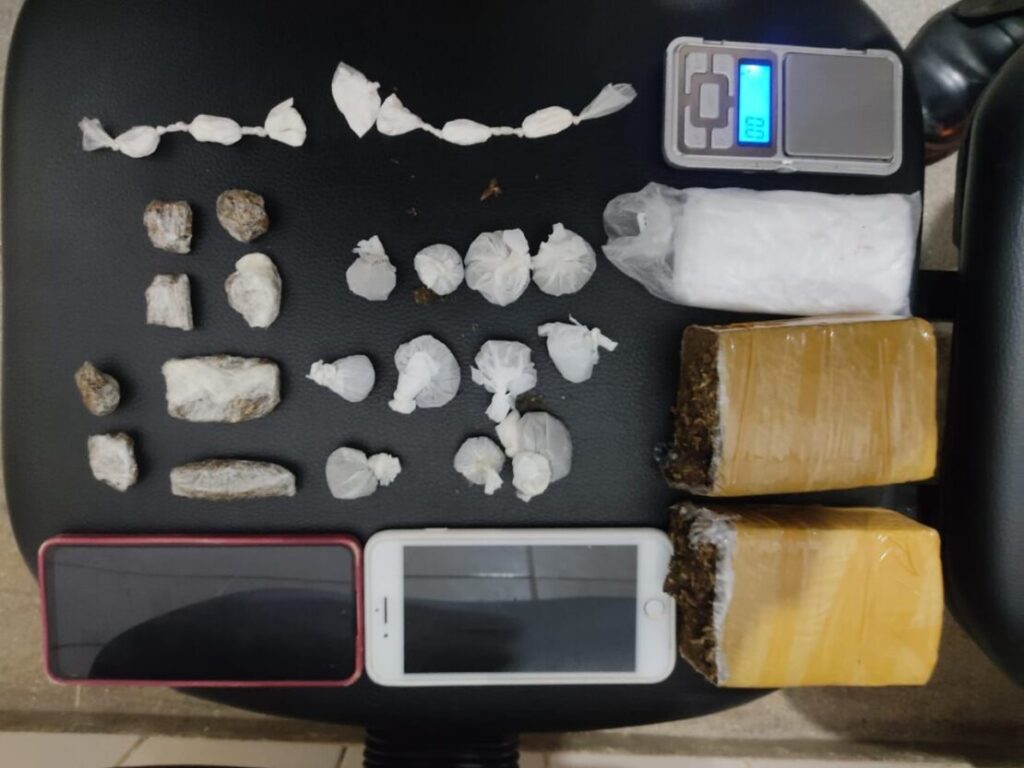 Drogas e demais materiais foram apresentados na delegacia de Guanambi. Foto: Divulgação/Polícia Militar