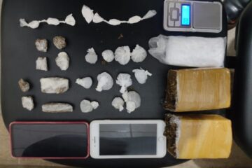 Drogas e demais materiais foram apresentados na delegacia de Guanambi. Foto: Divulgação/Polícia Militar