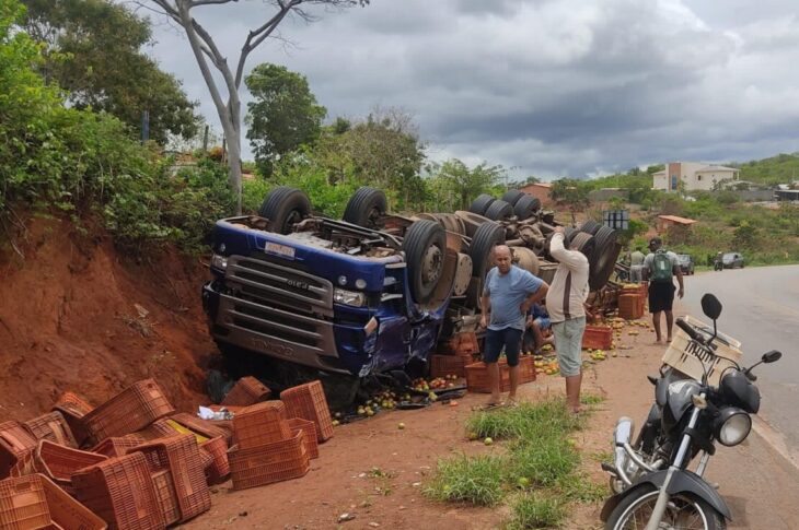 Caminhão carregado com tomate. Foto: 94ª CIPM