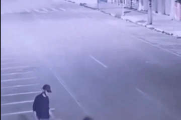 Homens tentado apagar fogo