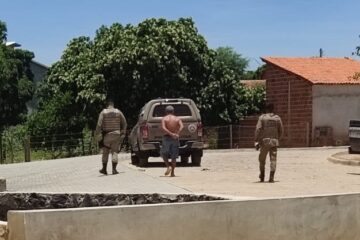 Homem sendo conduzido à Delegacia de Iuiu. Foto: leitor do Folha do Vale
