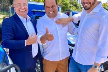 Felipe Duarte entregou novo rabecão para o DPT de Guanambi. Foto: Divulgação