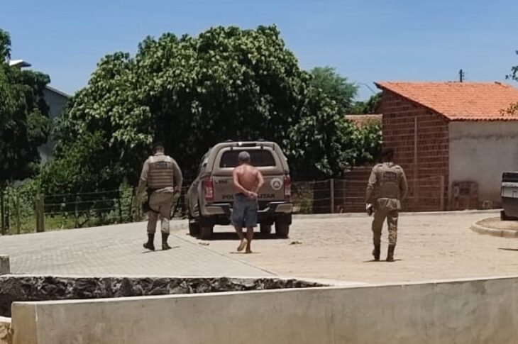 Homem sendo conduzido à Delegacia de Iuiu. Foto: leitor do Folha do Vale