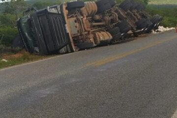 Carreta tombada na BR-430. Foto: reprodução internet