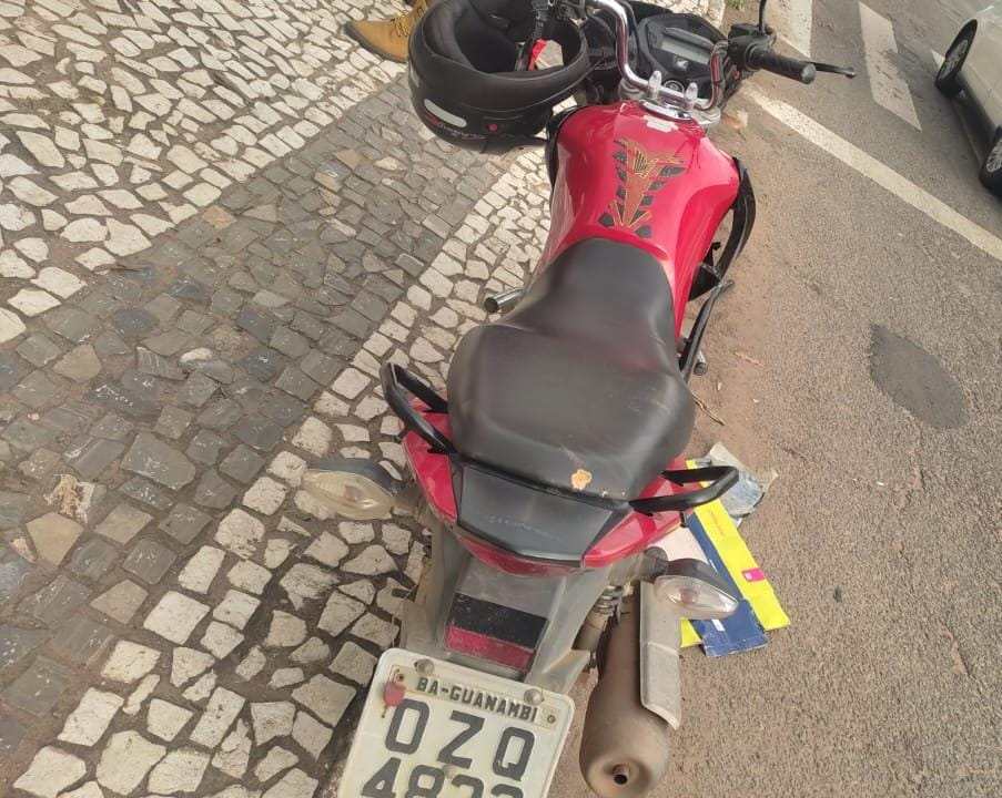 O motociclista e o pedestre ficaram feridos. Eles foram socorridos pelo