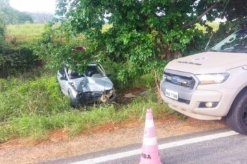Motorista morre após carro tombar na BR-030, em Brumado. Foto: PRE